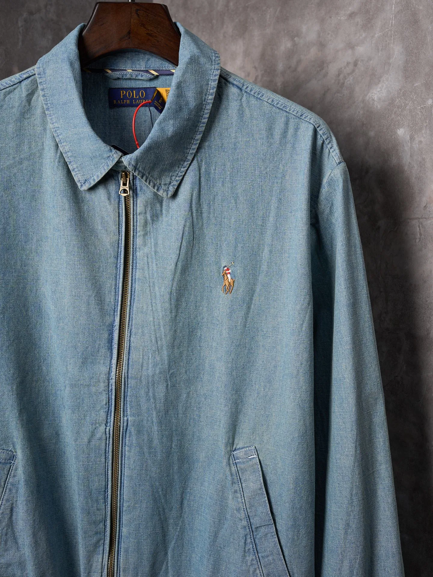 P480 Actual auction] Ralph Lauren/Ralph Lauren colorful pony logo embroidered denim lapel jacket [Ready stock] S M L XL custom-dyed cloud-like plain cotton denim soft and silky, comfortable and close to the skin, matte indigo, a denim poem dyed with time. The exquisite colorful pony logo on the left chest jumps into indigo, fully recognizable, with an atmosphere of freedom and vitality, pure and smart color symphony, neatly folded collar The details that caught the attention at a glance Reconstructed the classics with neat styles Even walking with a designed sense of calmness Using imported machine embroidery technology Using advanced computer control systems and precision mechanical components to achieve colorful pony embroidery operations with high precision and smooth and delicate lines Template machine bag opening The preset template guides the position, shape and size of the bag opening The accuracy ensures the quality of the bag opening effect The hem is made in one go using a three-needle waist-drawing machine Utilizing the machine's special needle position and feeding mechanism The elastic band and the fabric are sewn together in the same process. The three-needle design is stronger and can evenly distribute pressure to ensure that the elastic band and the fabric are closely adhered. The washing and frying process is used. The special desizing agent is preferred. Then the fabric is soaked in it and evenly sized. After desizing, it is finally rinsed. The workmanship is extremely complex. The loss is high and the fit is suitable.